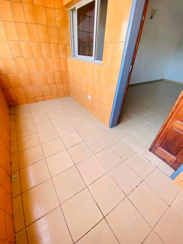 Apartment to rent - Douala, Logpom, Non loin de gabon bar - 1 living room(s), 2 bedroom(s), 2 bathroom(s) - 130 000 FCFA / month