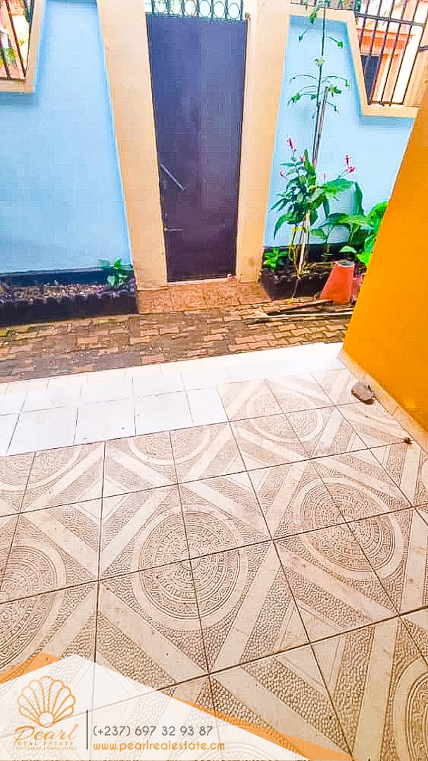 Maison (Villa) à louer - Yaoundé, Santa Barbara, Santa Barbara - 1 salon(s), 4 chambre(s), 4 salle(s) de bains - 300 000 FCFA / mois