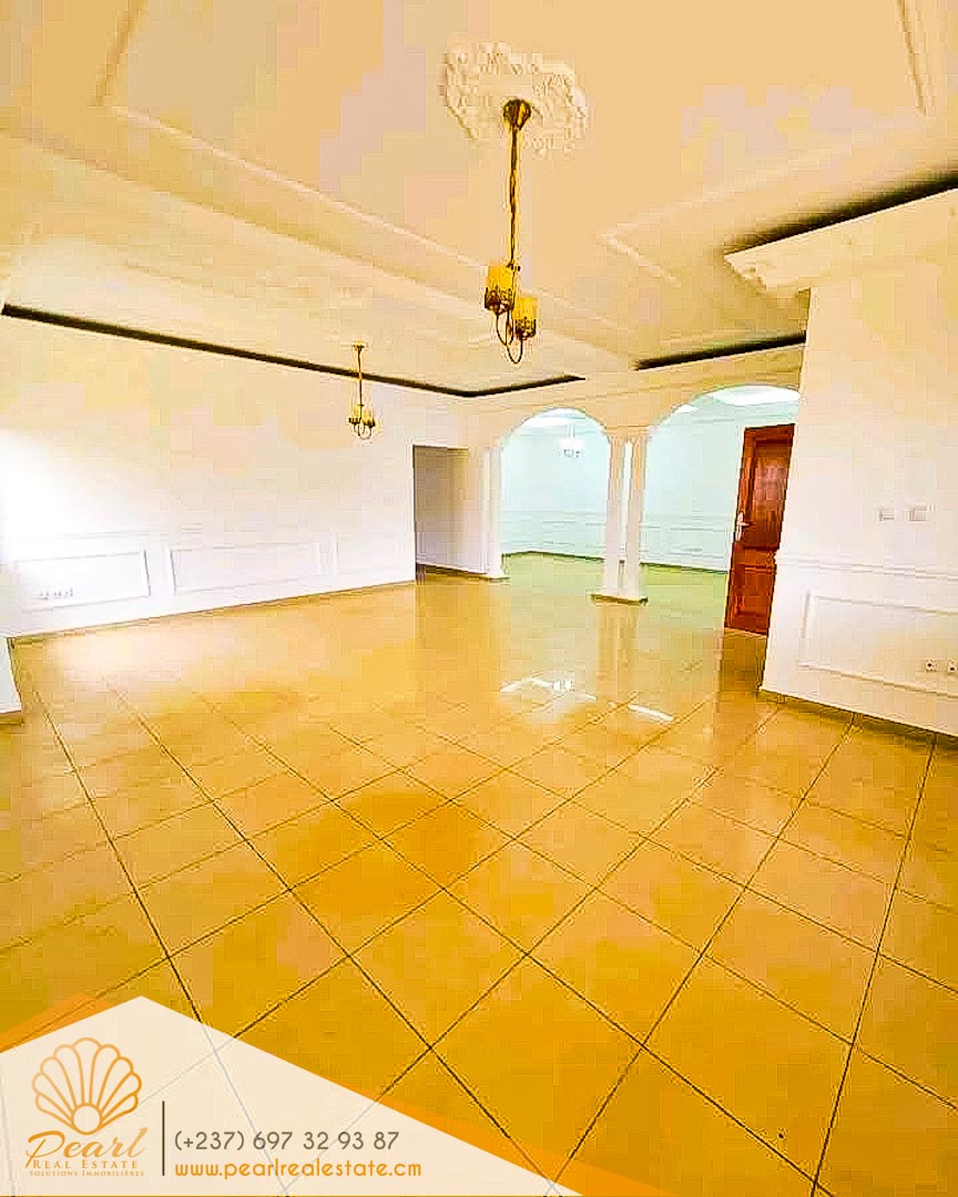 House (Triplex) to rent - Yaoundé, Bastos, Golf - 3 living room(s), 8 bedroom(s), 7 bathroom(s) - 2 500 000 FCFA / month