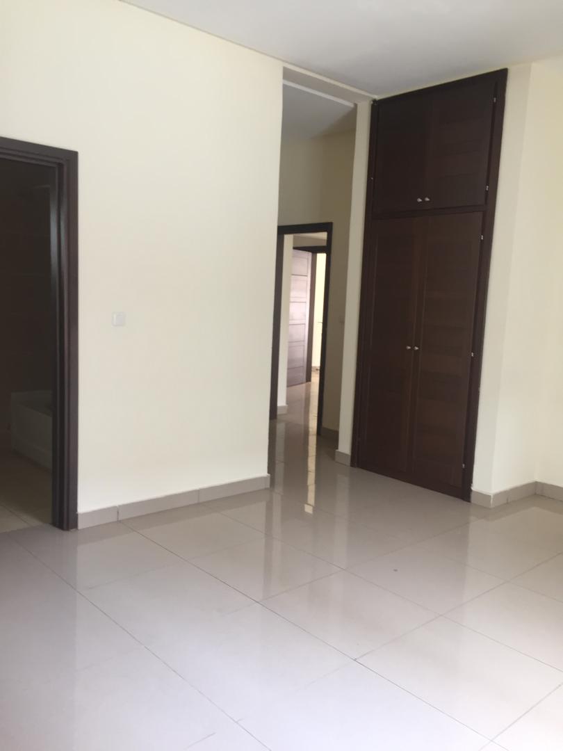 House (Duplex) to rent - Yaoundé, Bastos, GOLF - 2 living room(s), 4 bedroom(s), 4 bathroom(s) - 3 500 000 FCFA / month