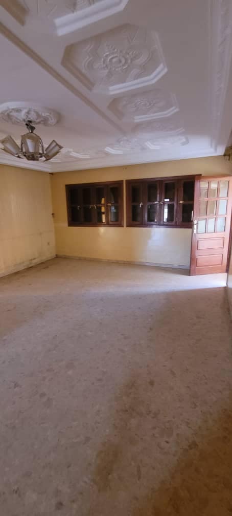 House (Duplex) to rent - Yaoundé, Efoulan, efoulan - 3 living room(s), 6 bedroom(s), 6 bathroom(s) - 500 000 FCFA / month
