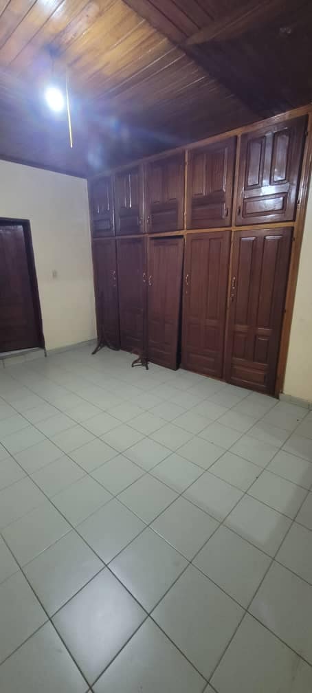 House (Duplex) to rent - Yaoundé, Efoulan, efoulan - 3 living room(s), 6 bedroom(s), 6 bathroom(s) - 500 000 FCFA / month