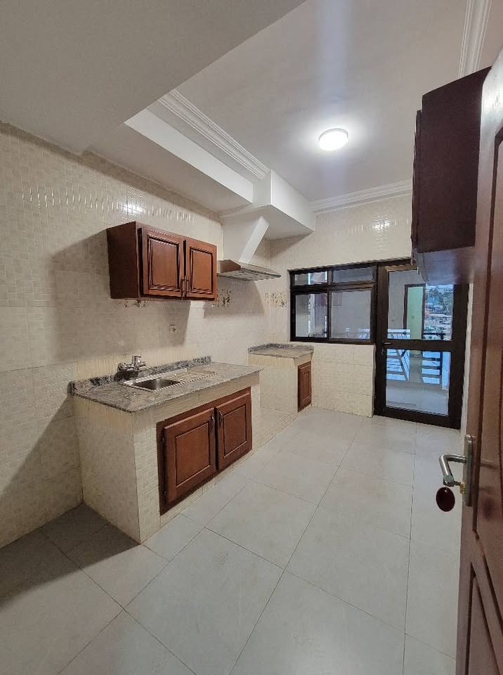 Appartement à louer - Yaoundé, Mfandena, omnisport - 1 salon(s), 2 chambre(s), 3 salle(s) de bains - 500 000 FCFA / mois