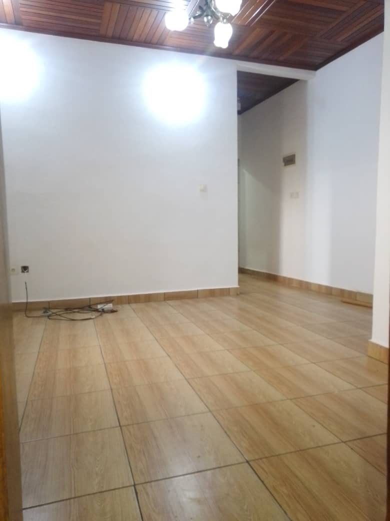 Appartement à louer - Douala, Deido, Précisément ba mbocom - 1 salon(s), 1 chambre(s), 1 salle(s) de bains - 80 FCFA / mois