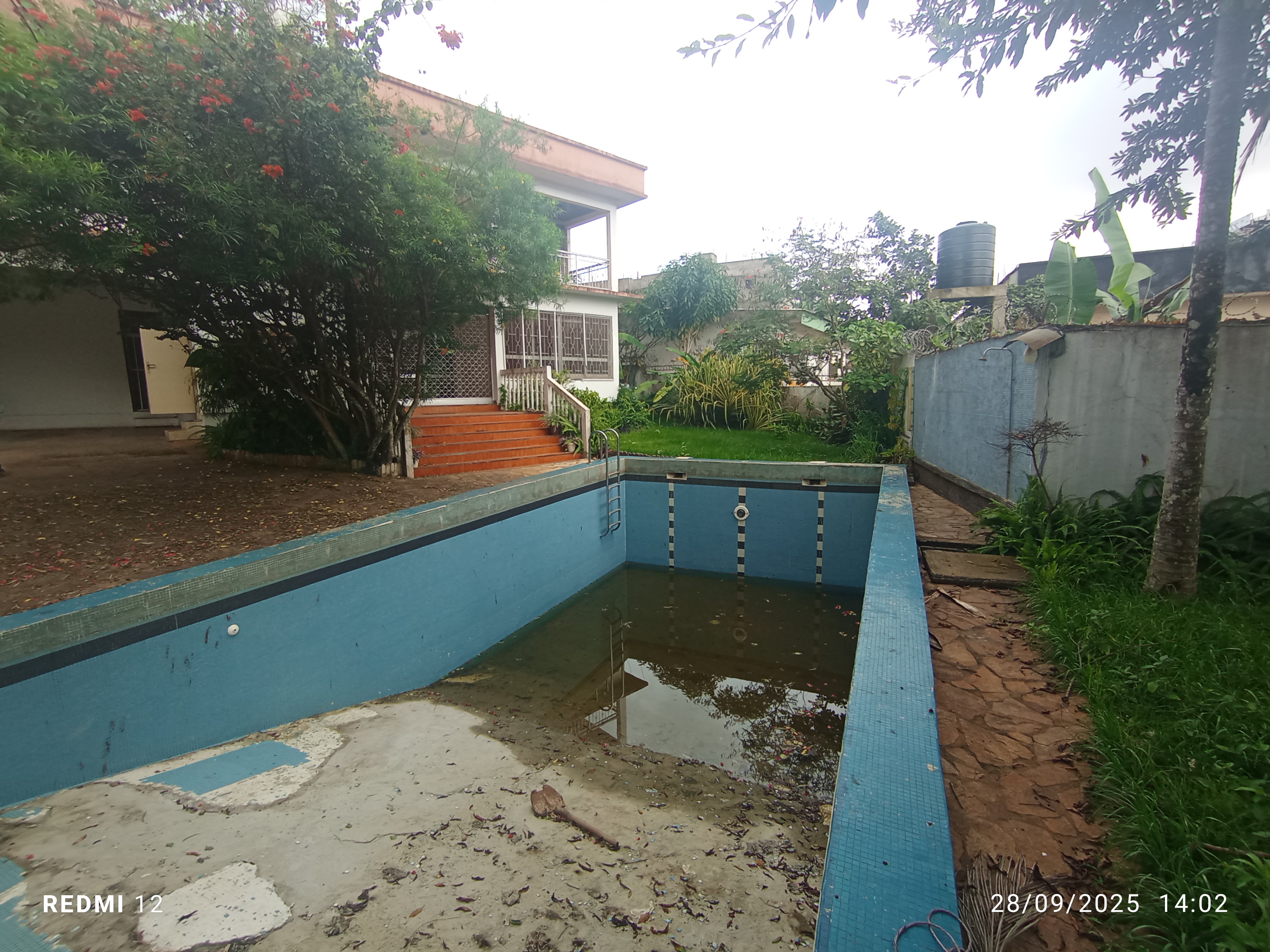 House (Duplex) to rent - Yaoundé, Bastos, Bastos centre - 1 living room(s), 4 bedroom(s), 4 bathroom(s) - 1 500 000 FCFA / month