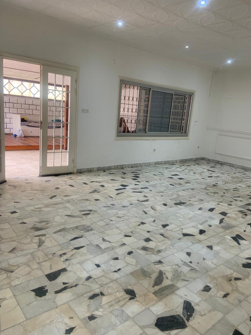 House (Villa) to rent - Yaoundé, Bastos, Bastos centre - 1 living room(s), 4 bedroom(s), 3 bathroom(s) - 700 000 FCFA / month