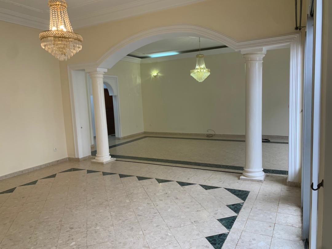 House (Duplex) to rent - Yaoundé, Bastos, GOLF - 2 living room(s), 1 bedroom(s), 4 bathroom(s) - 2 000 000 FCFA / month