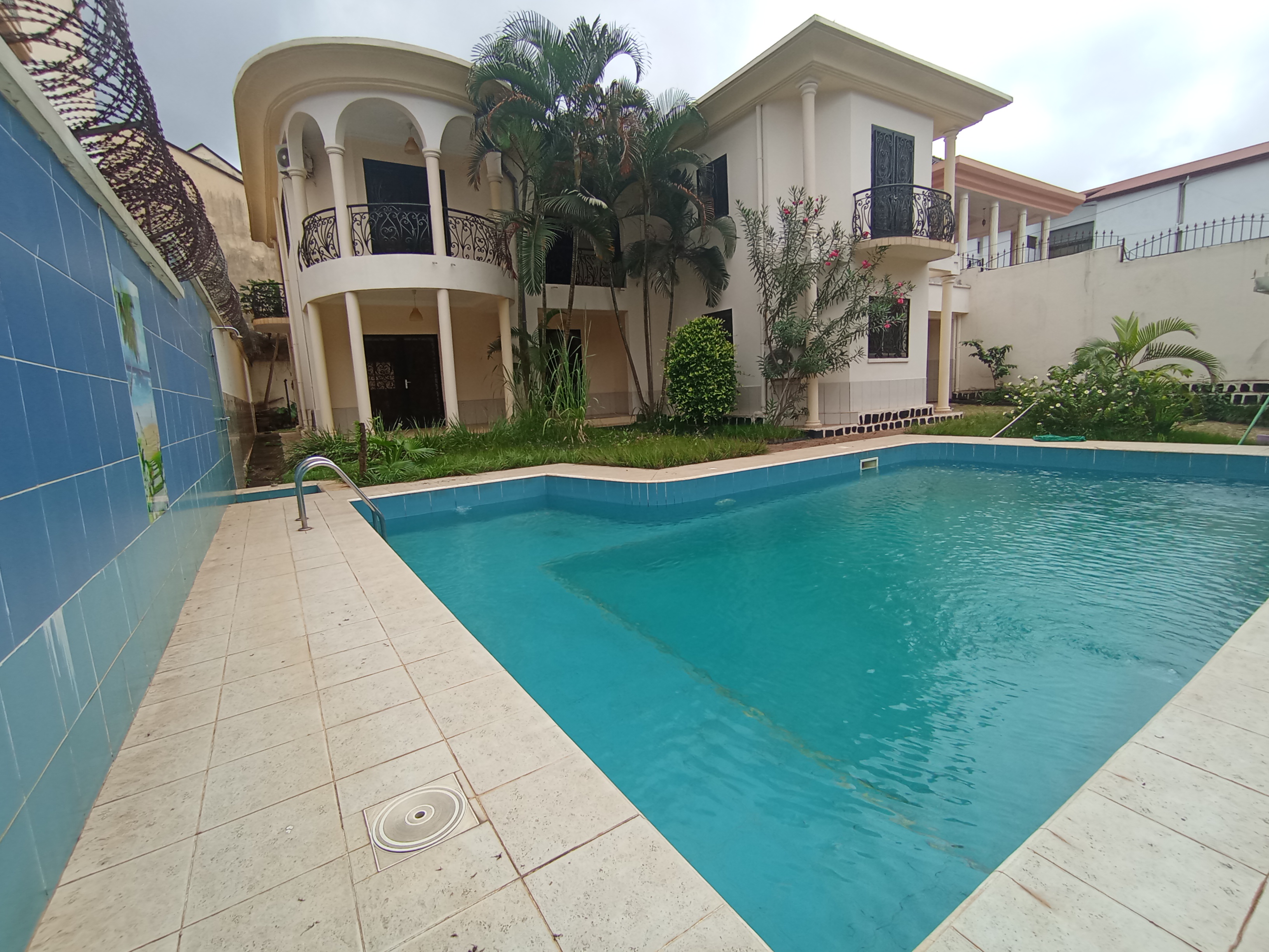 House (Duplex) to rent - Yaoundé, Bastos, DRAGAGE - 2 living room(s), 5 bedroom(s), 5 bathroom(s) - 2 500 000 FCFA / month