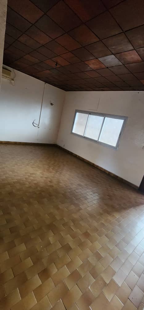House (Villa) to rent - Yaoundé, Bastos, Bastos centre - 1 living room(s), 3 bedroom(s), 3 bathroom(s) - 800 000 FCFA / month
