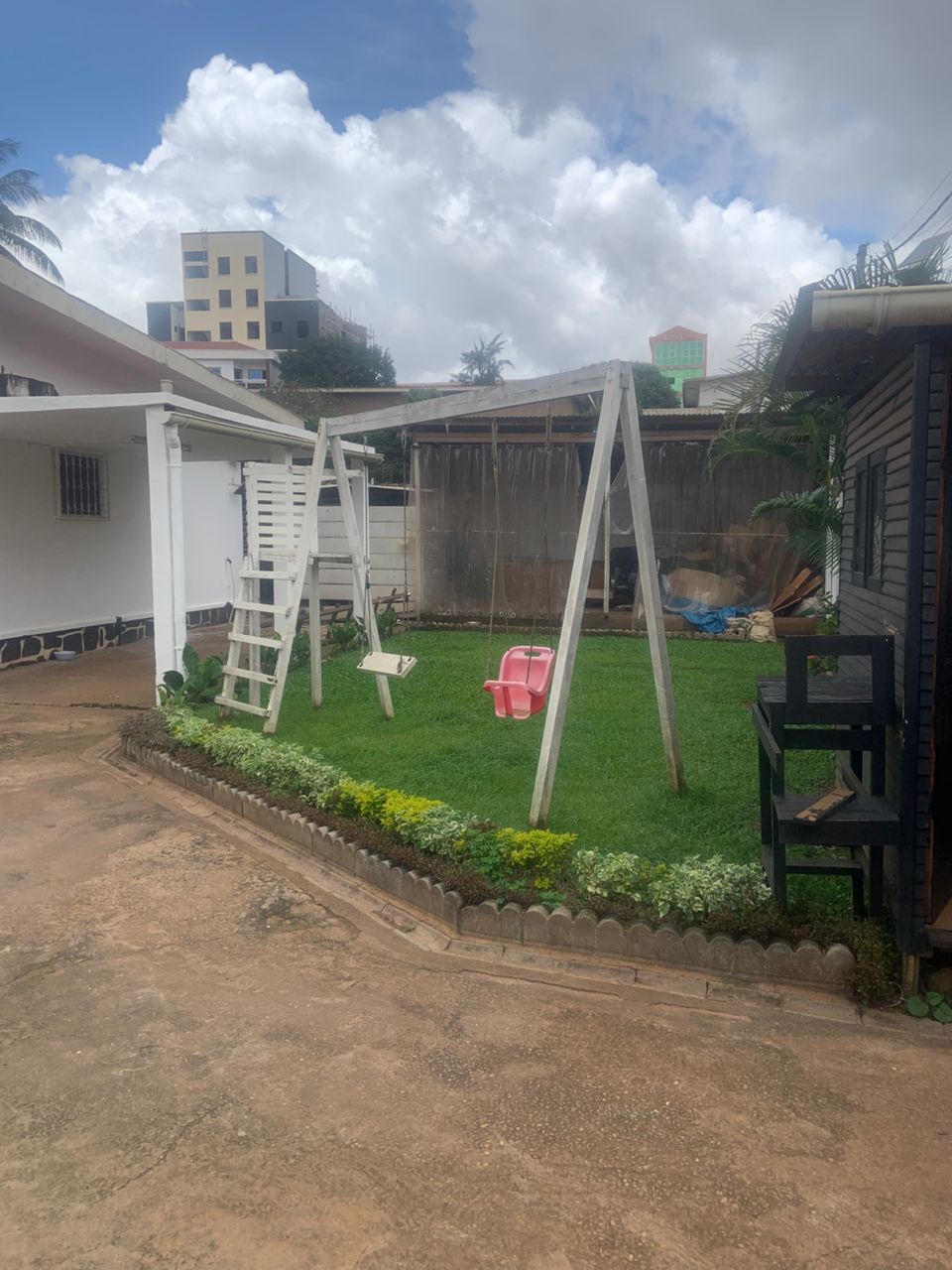 House (Villa) to rent - Yaoundé, Bastos, Bastos centre - 1 living room(s), 4 bedroom(s), 3 bathroom(s) - 700 000 FCFA / month