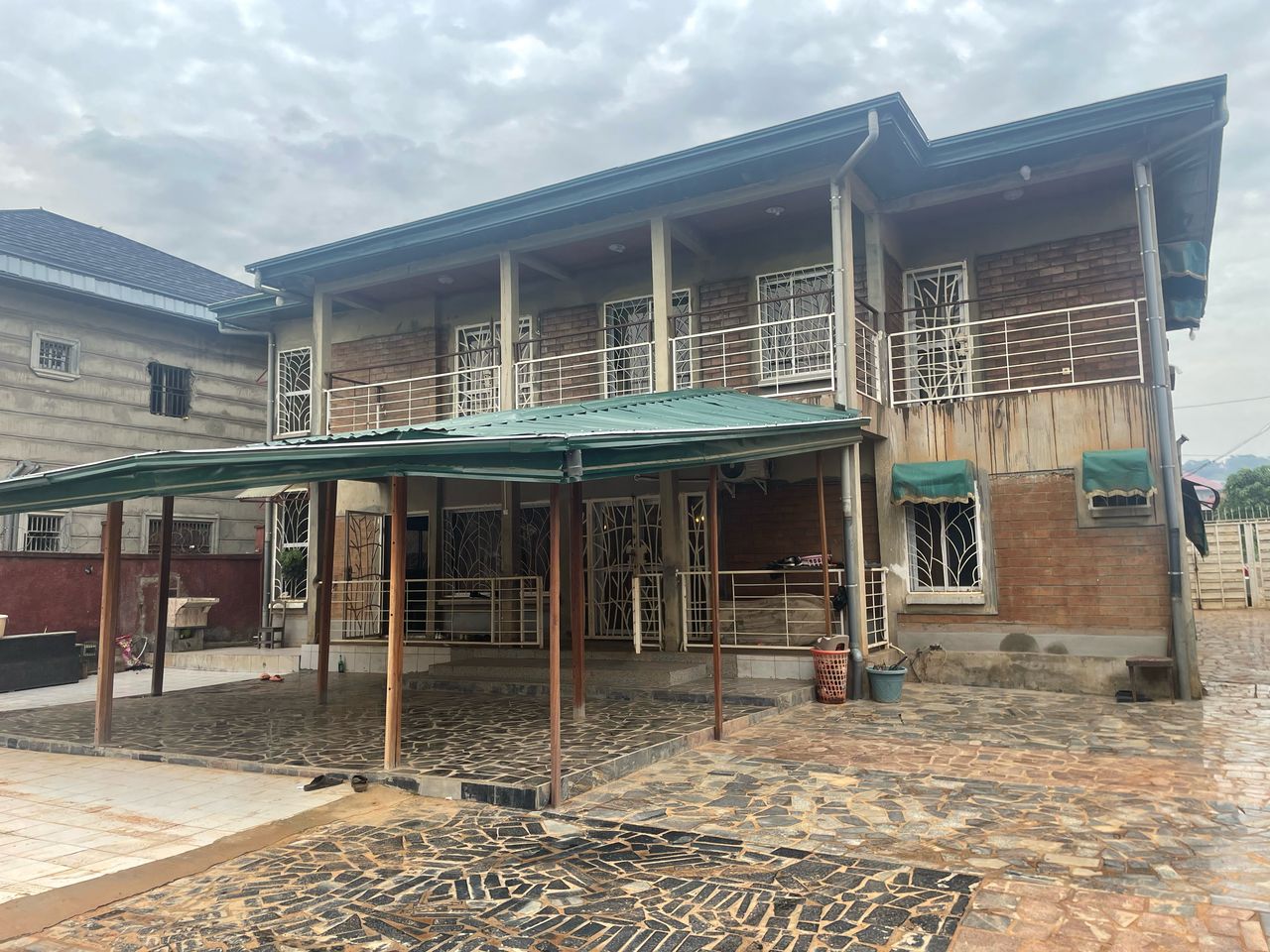 House (Duplex) for sale - Yaoundé, Santa Barbara, Express union - 2 living room(s), 9 bedroom(s), 5 bathroom(s) - 160 000 000 FCFA / month
