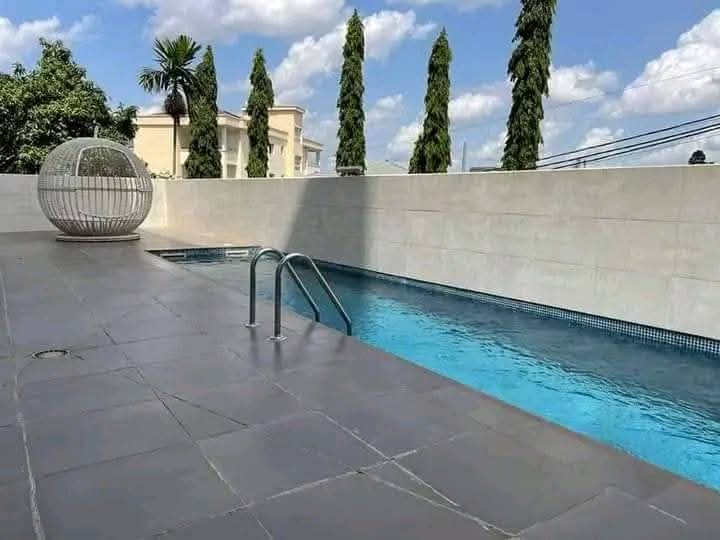 Appartement à louer - Yaoundé, Bastos, Bastos centre - 1 salon(s), 2 chambre(s), 3 salle(s) de bains - 1 500 000 FCFA / mois
