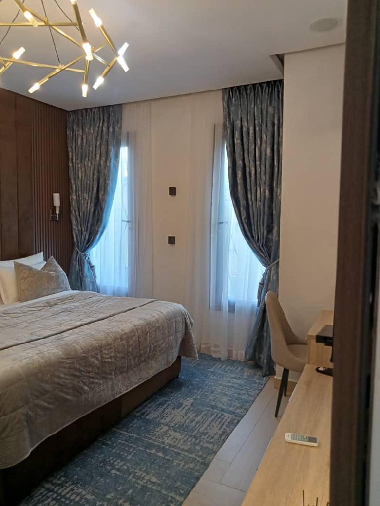 Appartement à louer - Yaoundé, Bastos, Bastos centre - 1 salon(s), 2 chambre(s), 3 salle(s) de bains - 1 500 000 FCFA / mois