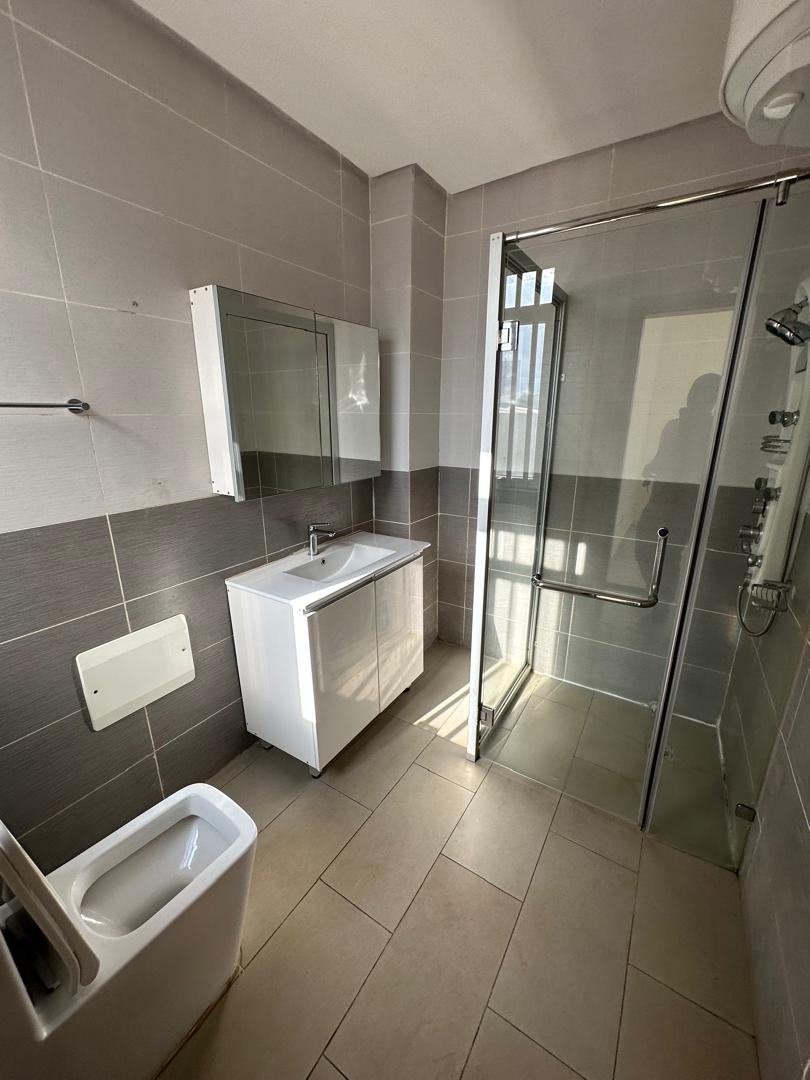 Appartement à louer - Yaoundé, Bastos, Bastos centre - 1 salon(s), 2 chambre(s), 3 salle(s) de bains - 1 500 000 FCFA / mois