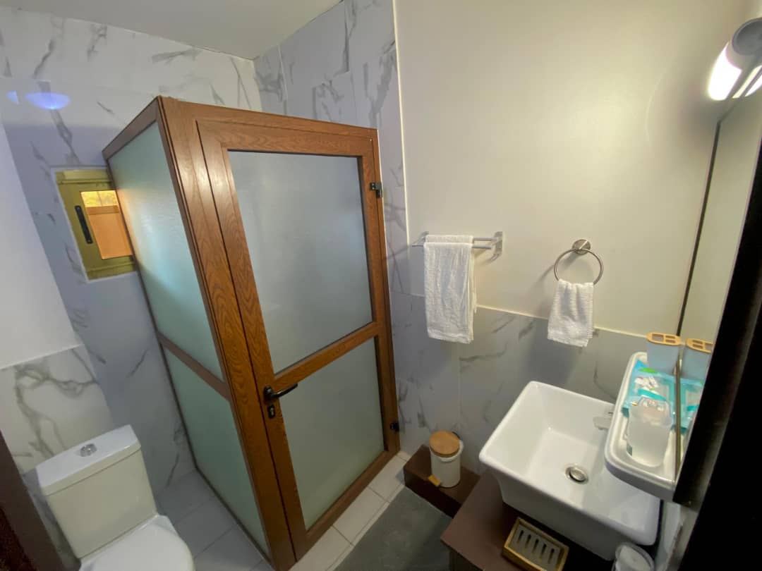 Appartement à louer - Yaoundé, Bastos, Bastos centre PRIX À LA NUITÉE ??? - 1 salon(s), 1 chambre(s), 2 salle(s) de bains - 100 000 FCFA / mois