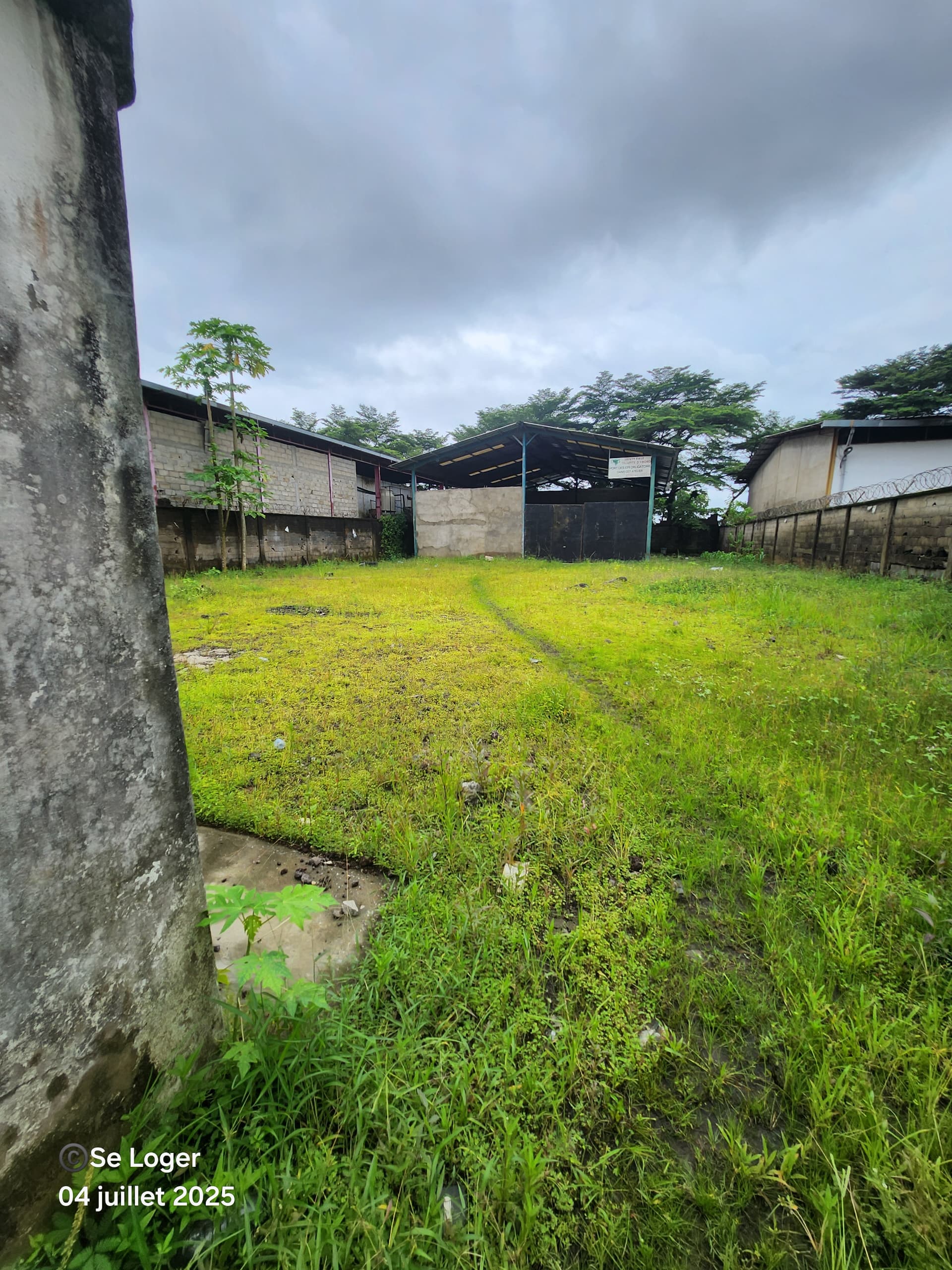 Store to rent at Douala, Port, Bonaberi - 1200 m2 - 1 200 000 FCFA