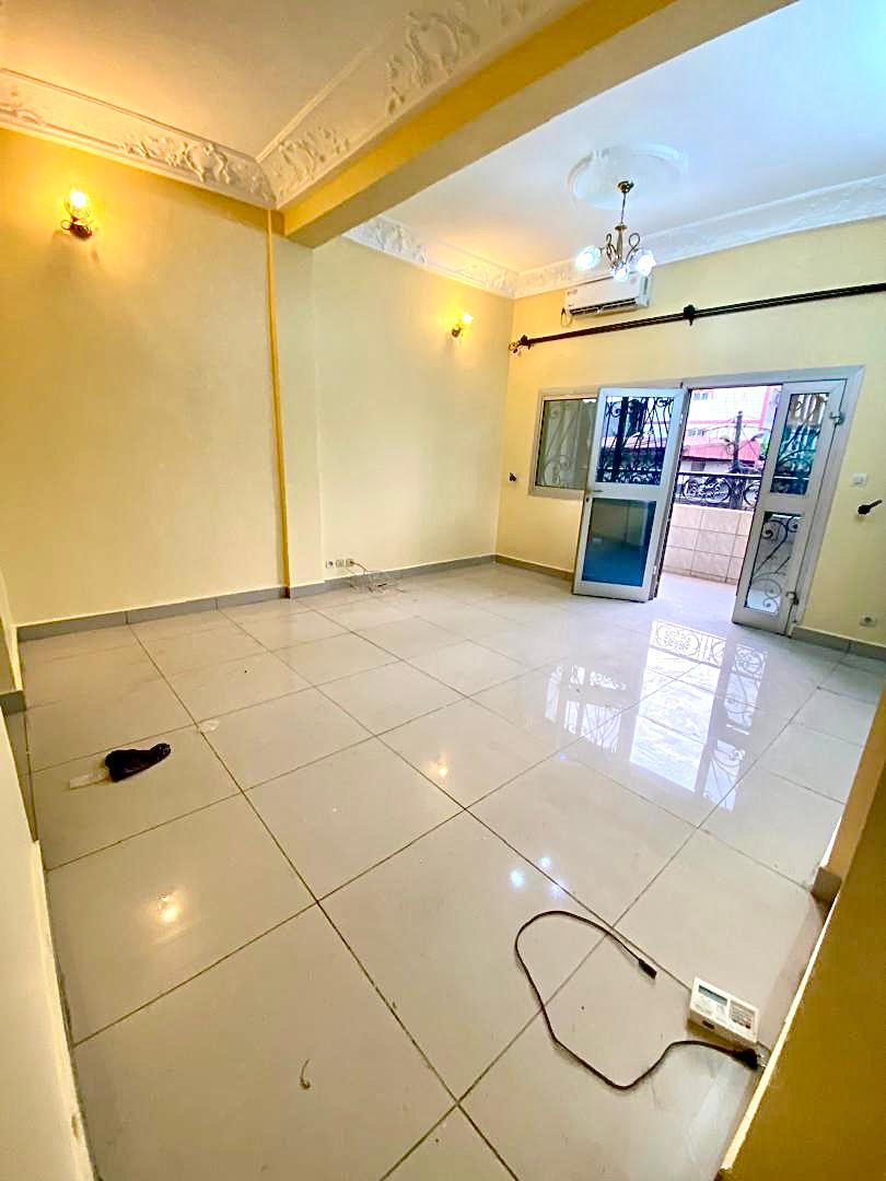 Apartment to rent - Douala, Bonamoussadi, Non loin de la gendarmerie - 1 living room(s), 2 bedroom(s), 2 bathroom(s) - 160 000 FCFA / month