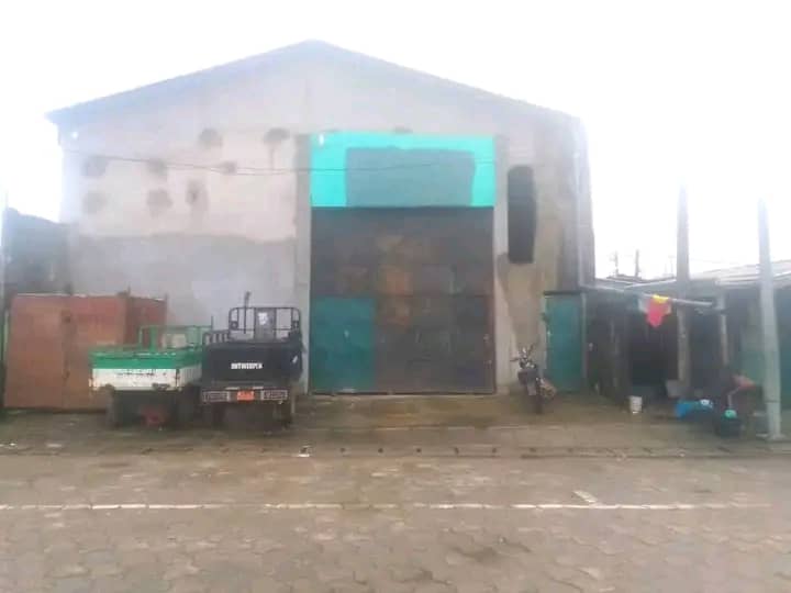 Entrepôt à louer à Douala, Bonaberi, Grand hangar - 300 m2 - 600 000 FCFA