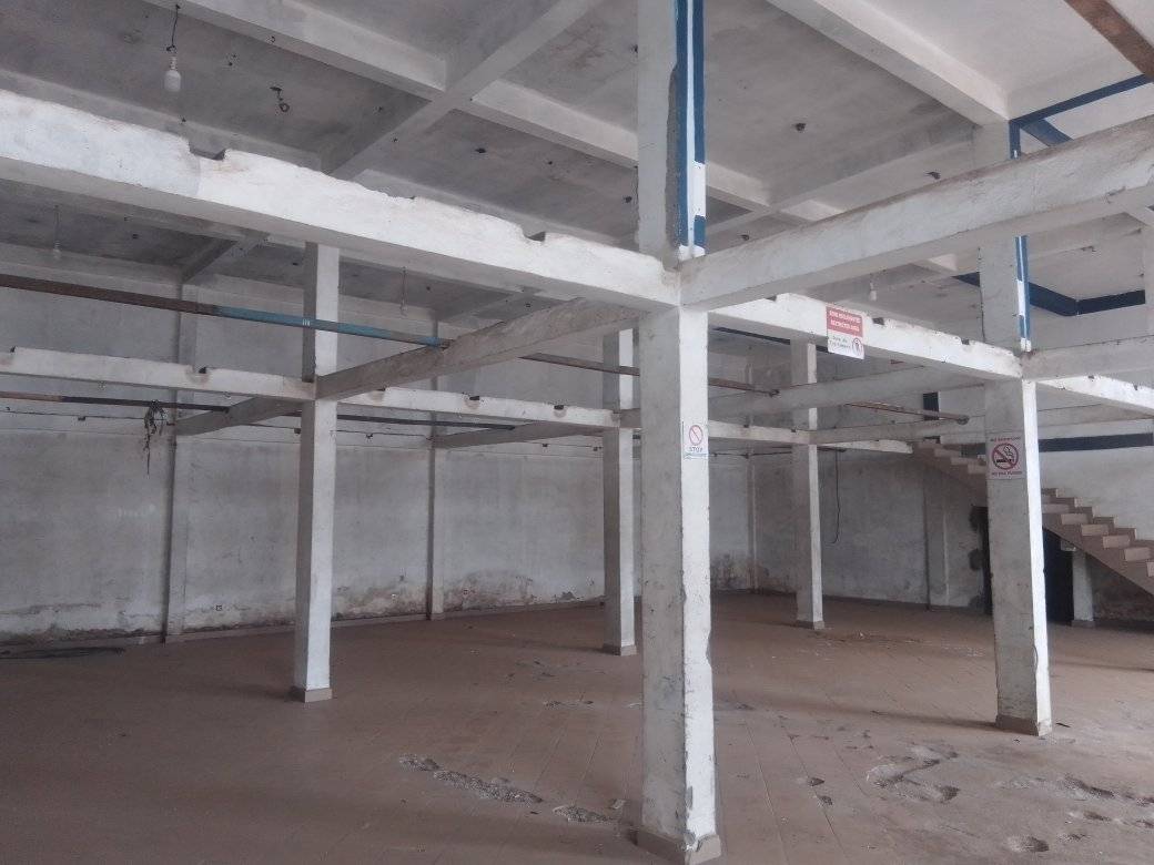 Entrepôt à louer à Yaoundé, Efoulan, nsam - 500 m2 - 1 200 000 FCFA