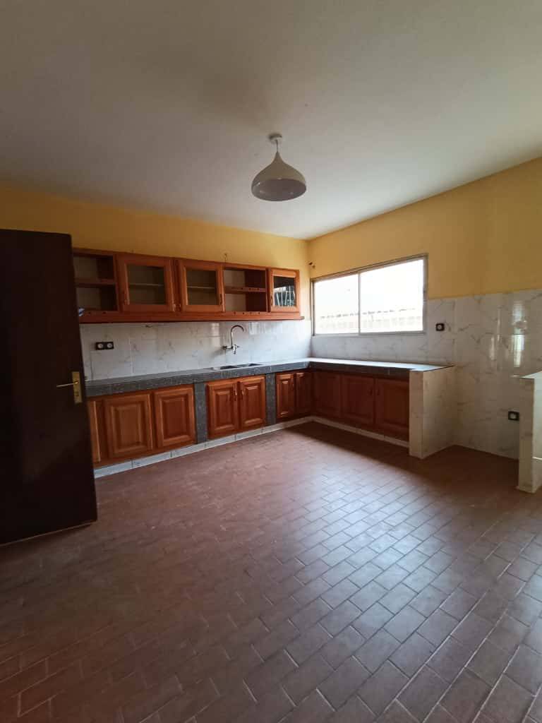 Maison (Duplex) à louer - Yaoundé, Bastos, bastos - 2 salon(s), 6 chambre(s), 4 salle(s) de bains - 1 000 000 FCFA / mois