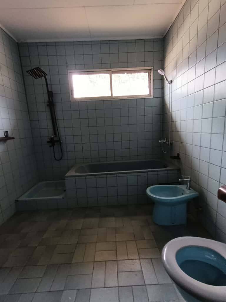 Maison (Duplex) à louer - Yaoundé, Bastos, bastos - 2 salon(s), 6 chambre(s), 4 salle(s) de bains - 1 000 000 FCFA / mois