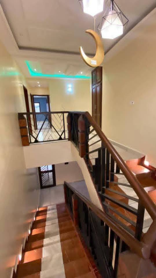 Maison (Duplex) à louer - Yaoundé, Mfandena, omnisport - 4 salon(s), 9 chambre(s), 10 salle(s) de bains - 1 500 000 FCFA / mois