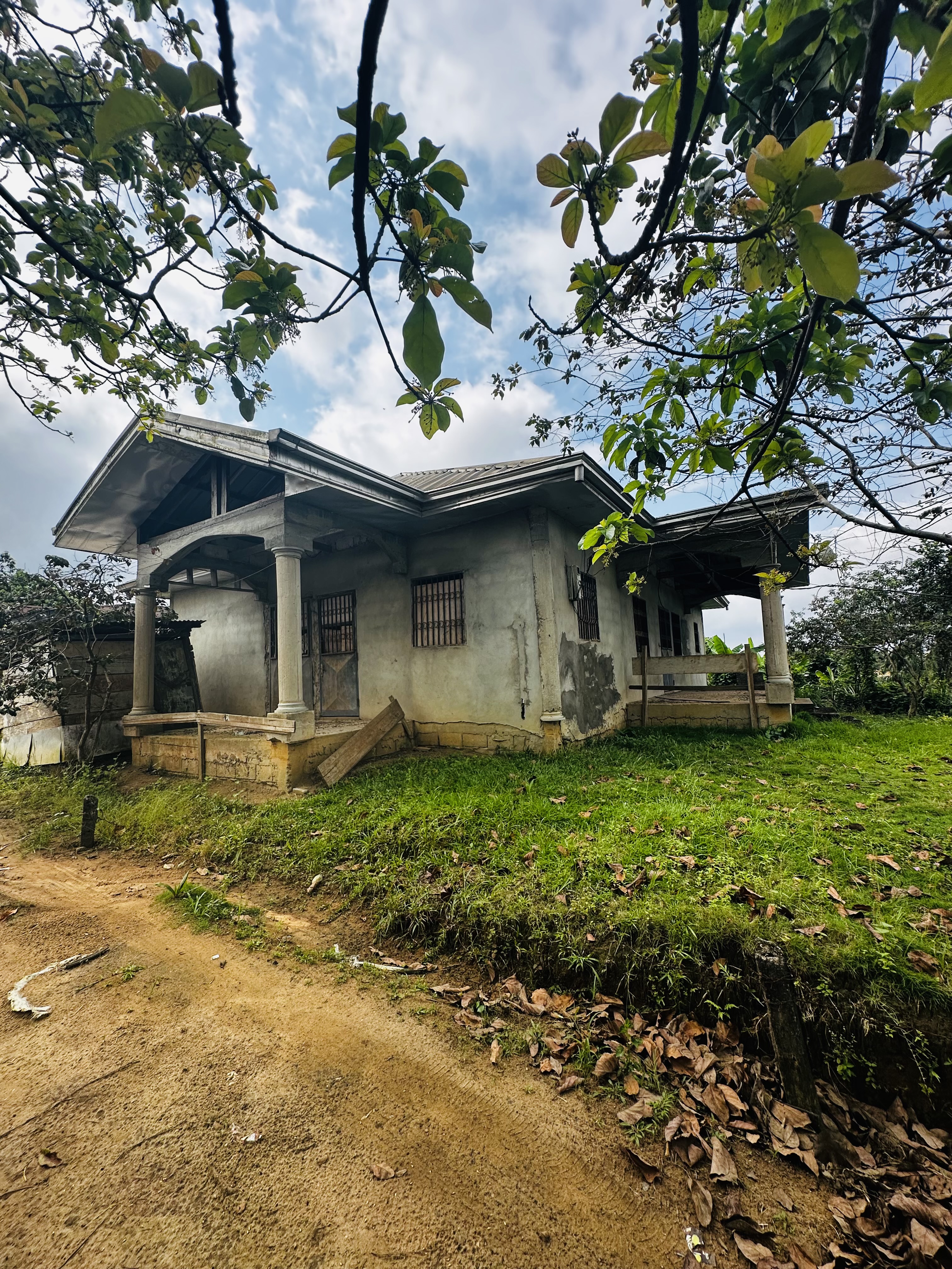 House (Villa) for sale - Douala, PK 19, Entrée chefferie - 1 living room(s), 3 bedroom(s), 2 bathroom(s) - 40 000 000 FCFA / month