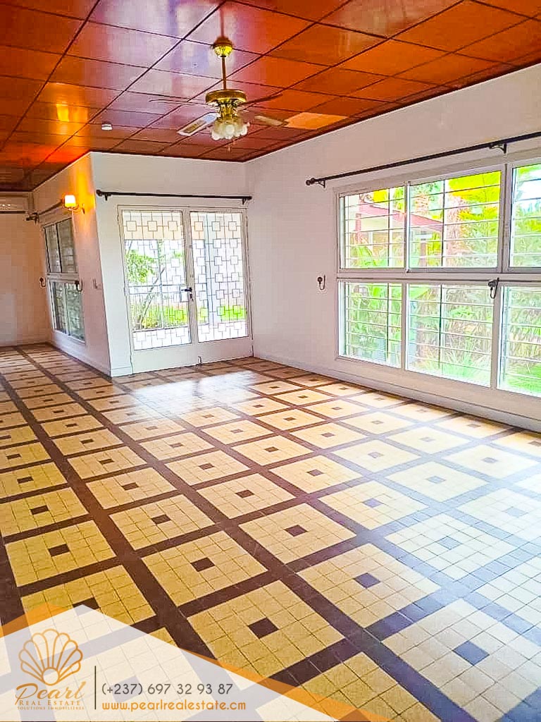 Maison (Villa) à louer - Yaoundé, Bastos, Mini prix Bastos - 2 salon(s), 3 chambre(s), 4 salle(s) de bains - 2 000 000 FCFA / mois