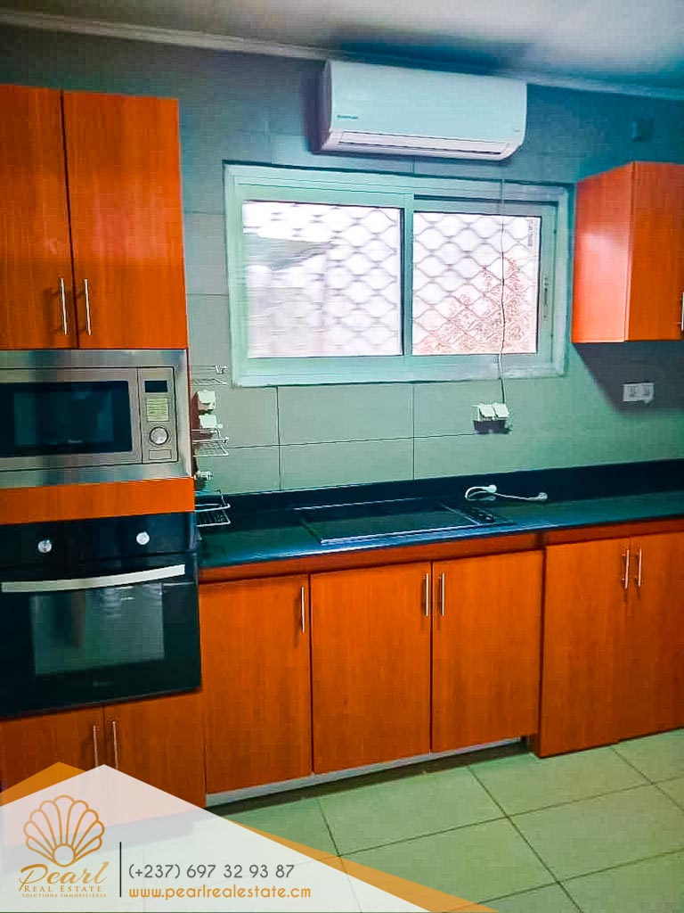 Maison (Villa) à louer - Yaoundé, Bastos, Mini prix Bastos - 2 salon(s), 3 chambre(s), 4 salle(s) de bains - 2 000 000 FCFA / mois
