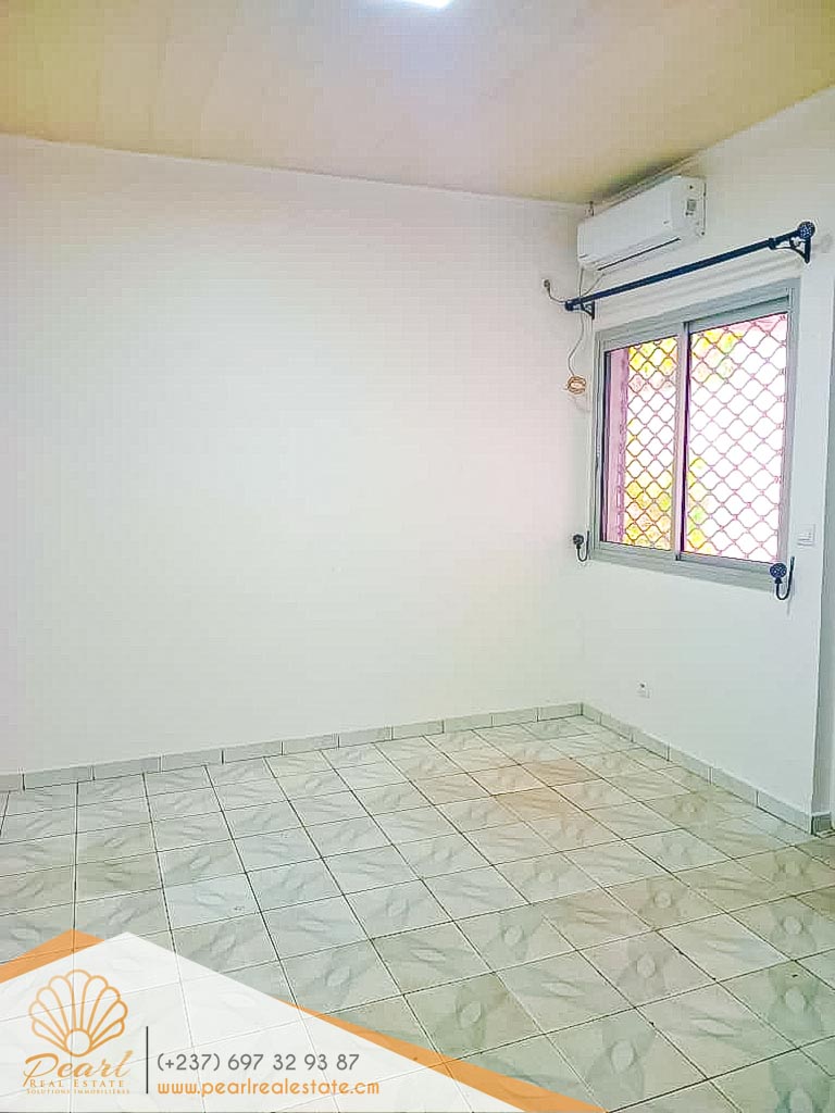 Maison (Villa) à louer - Yaoundé, Bastos, Mini prix Bastos - 2 salon(s), 3 chambre(s), 4 salle(s) de bains - 2 000 000 FCFA / mois