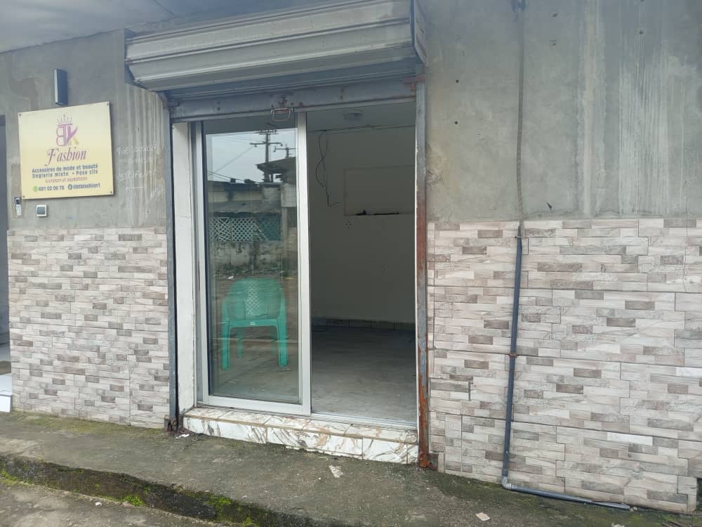 Shop to rent at Douala, Deido, Deido - 70 m2 - 75 000 FCFA