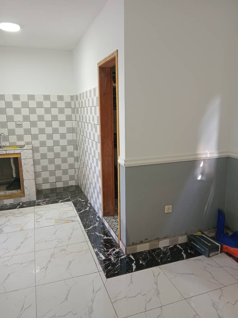 Studio to rent - Douala, Lendi, maison blanche 100 m de la grande route - 45 000 FCFA / month