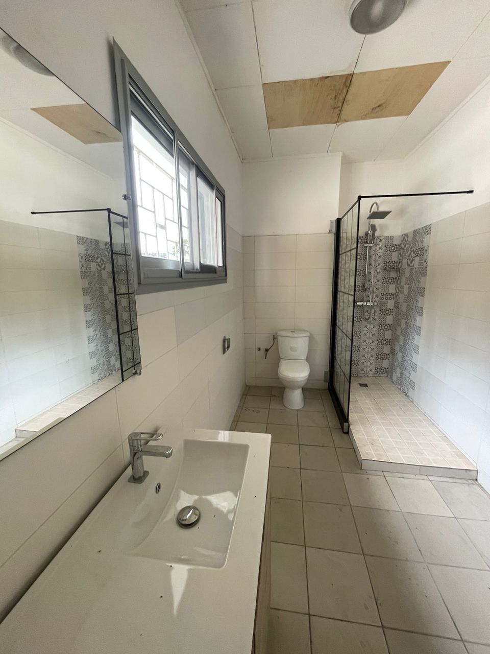 House (Duplex) to rent - Douala, Deido, Deido - 2 living room(s), 5 bedroom(s), 6 bathroom(s) - 1 000 000 FCFA / month