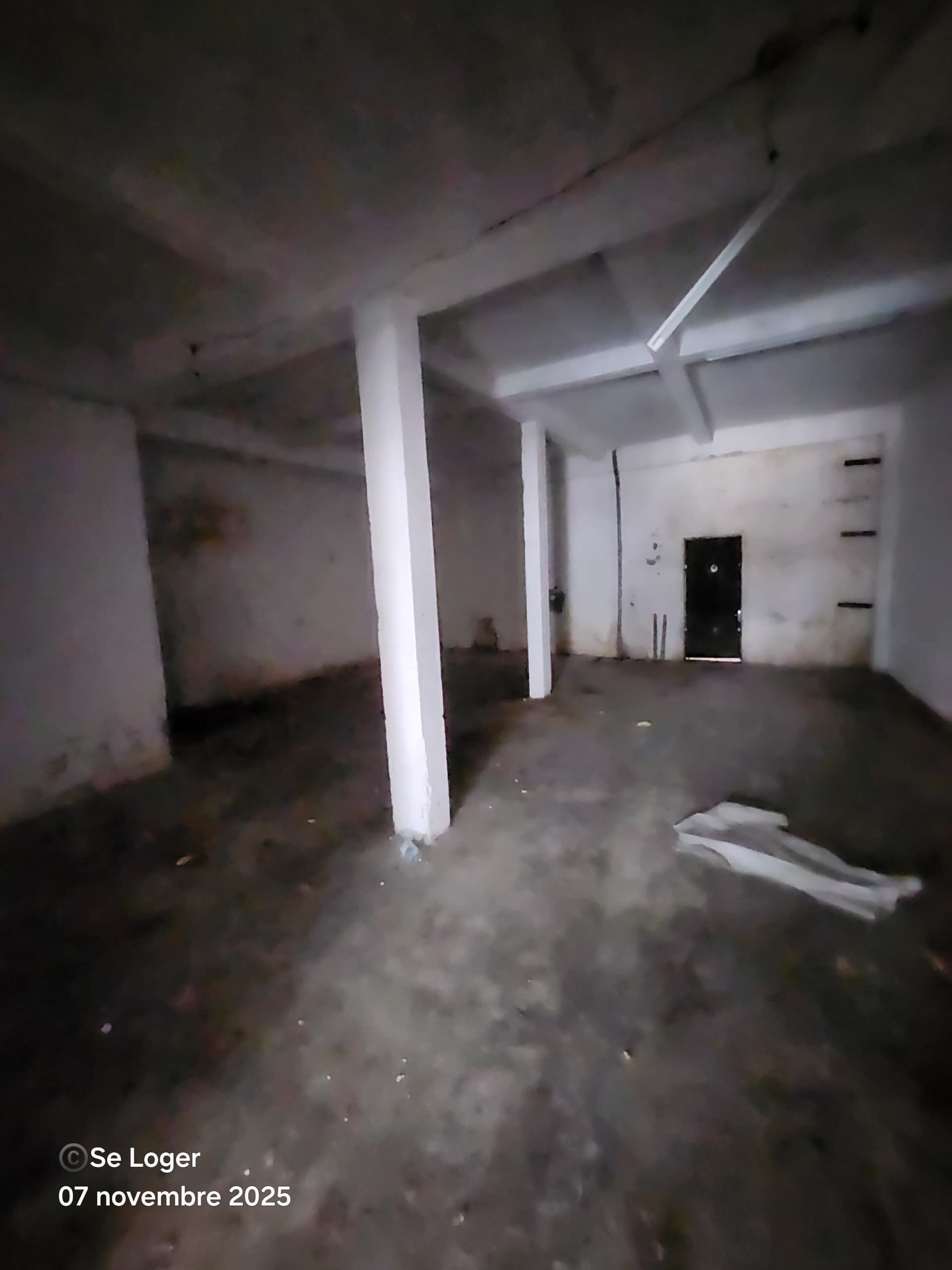 Warehouse to rent at Douala, Akwa I, Salle des fêtes - 120 m2 - 700 000 FCFA