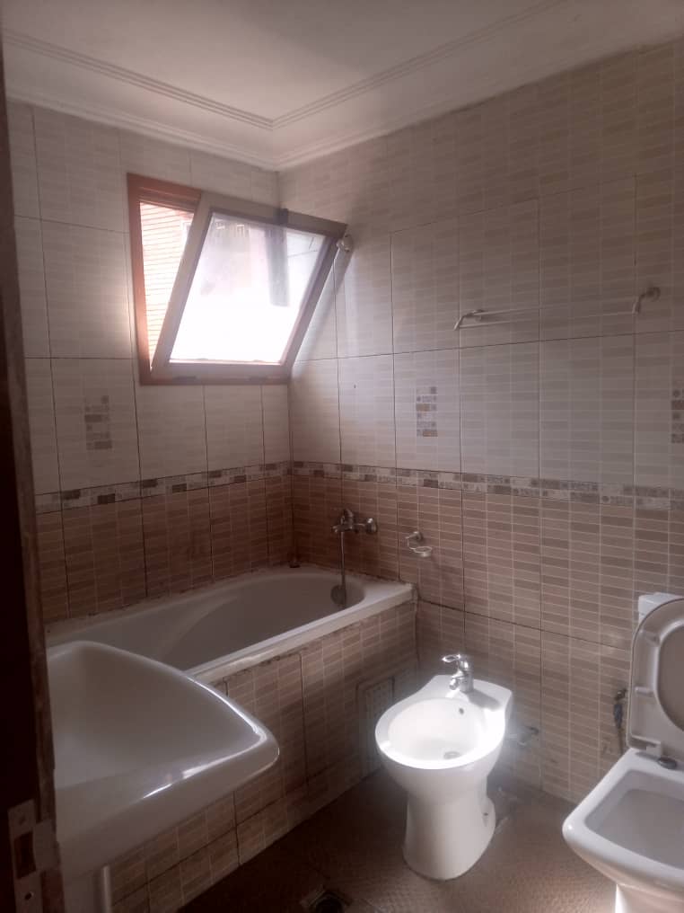 Apartment to rent - Yaoundé, Bastos, Bastos centre - 1 living room(s), 3 bedroom(s), 3 bathroom(s) - 500 000 FCFA / month