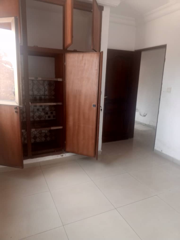 Apartment to rent - Yaoundé, Bastos, Bastos centre - 1 living room(s), 3 bedroom(s), 3 bathroom(s) - 500 000 FCFA / month