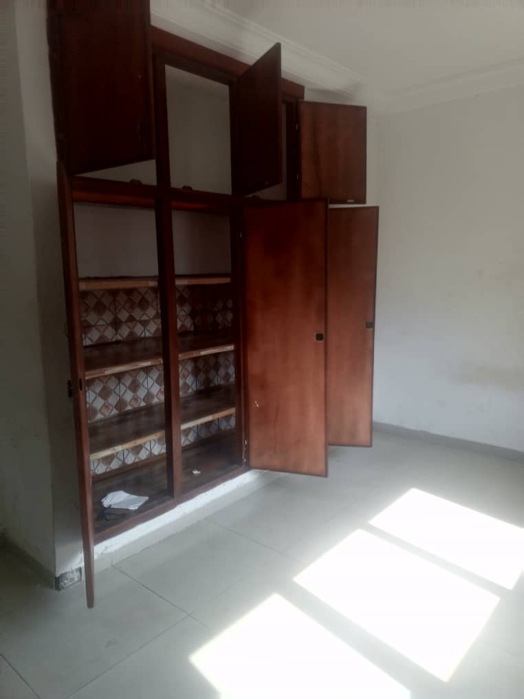 Apartment to rent - Yaoundé, Bastos, Bastos centre - 1 living room(s), 3 bedroom(s), 3 bathroom(s) - 500 000 FCFA / month