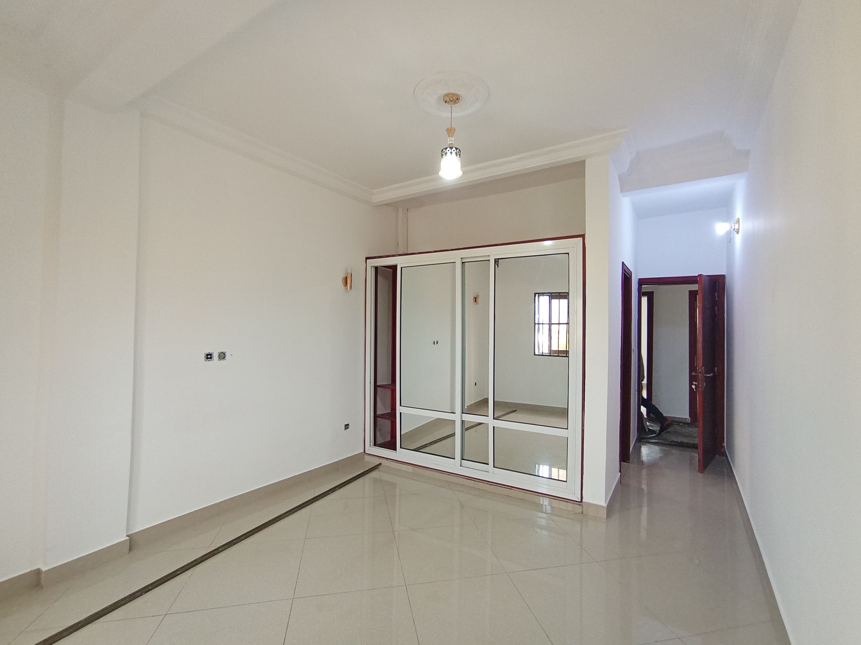 Apartment to rent - Yaoundé, Bastos, Bastos centre  DRAGAGE - 1 living room(s), 3 bedroom(s), 3 bathroom(s) - 400 000 FCFA / month