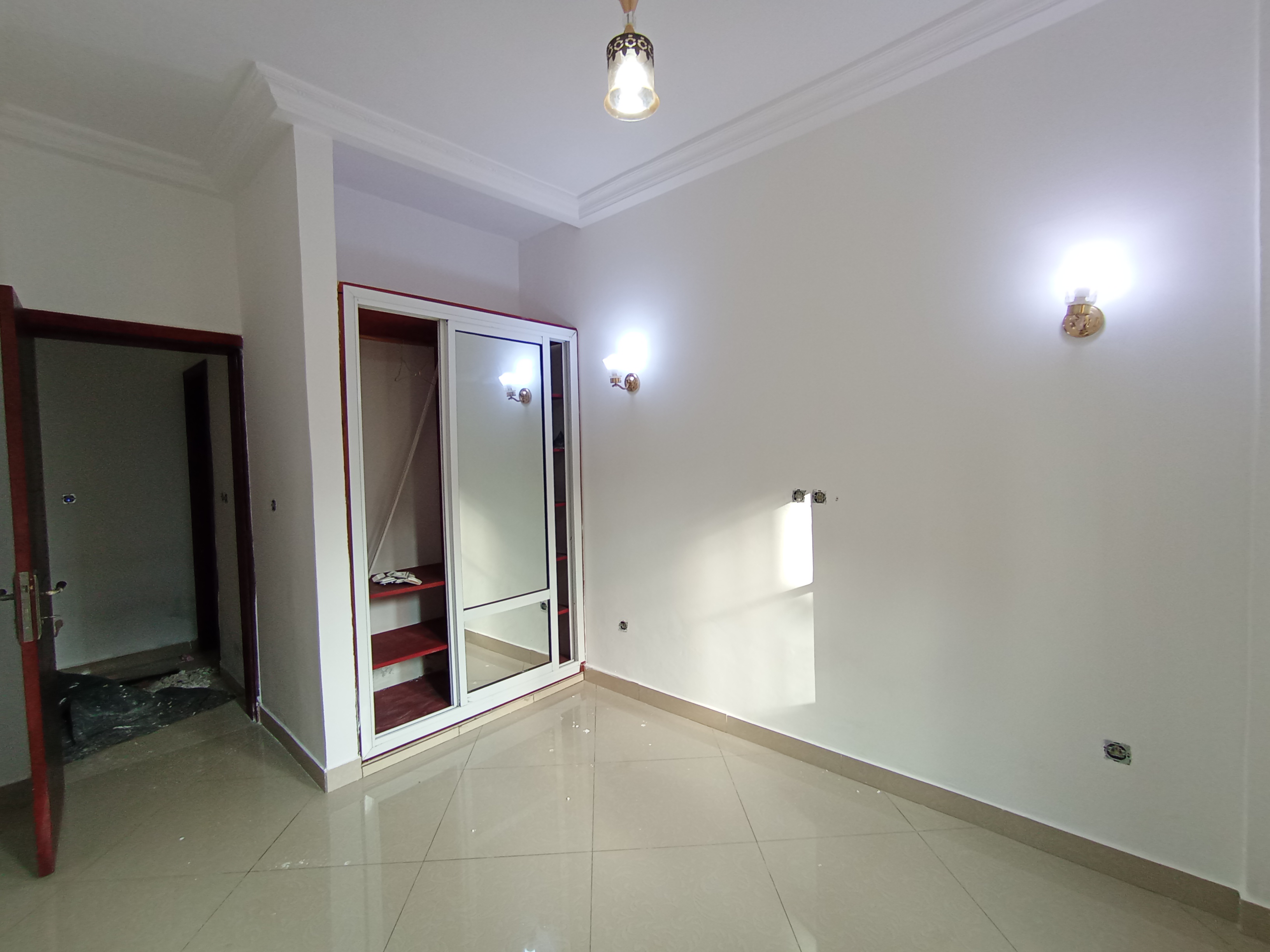 Apartment to rent - Yaoundé, Bastos, Bastos centre  DRAGAGE - 1 living room(s), 3 bedroom(s), 3 bathroom(s) - 400 000 FCFA / month