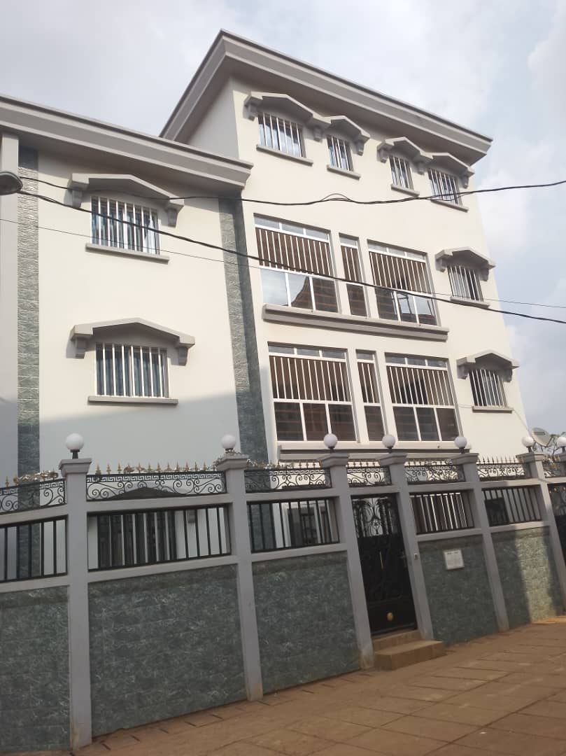 Apartment to rent - Yaoundé, Bastos, Entré foyer banjoun - 1 living room(s), 1 bedroom(s), 2 bathroom(s) - 150 000 FCFA / month