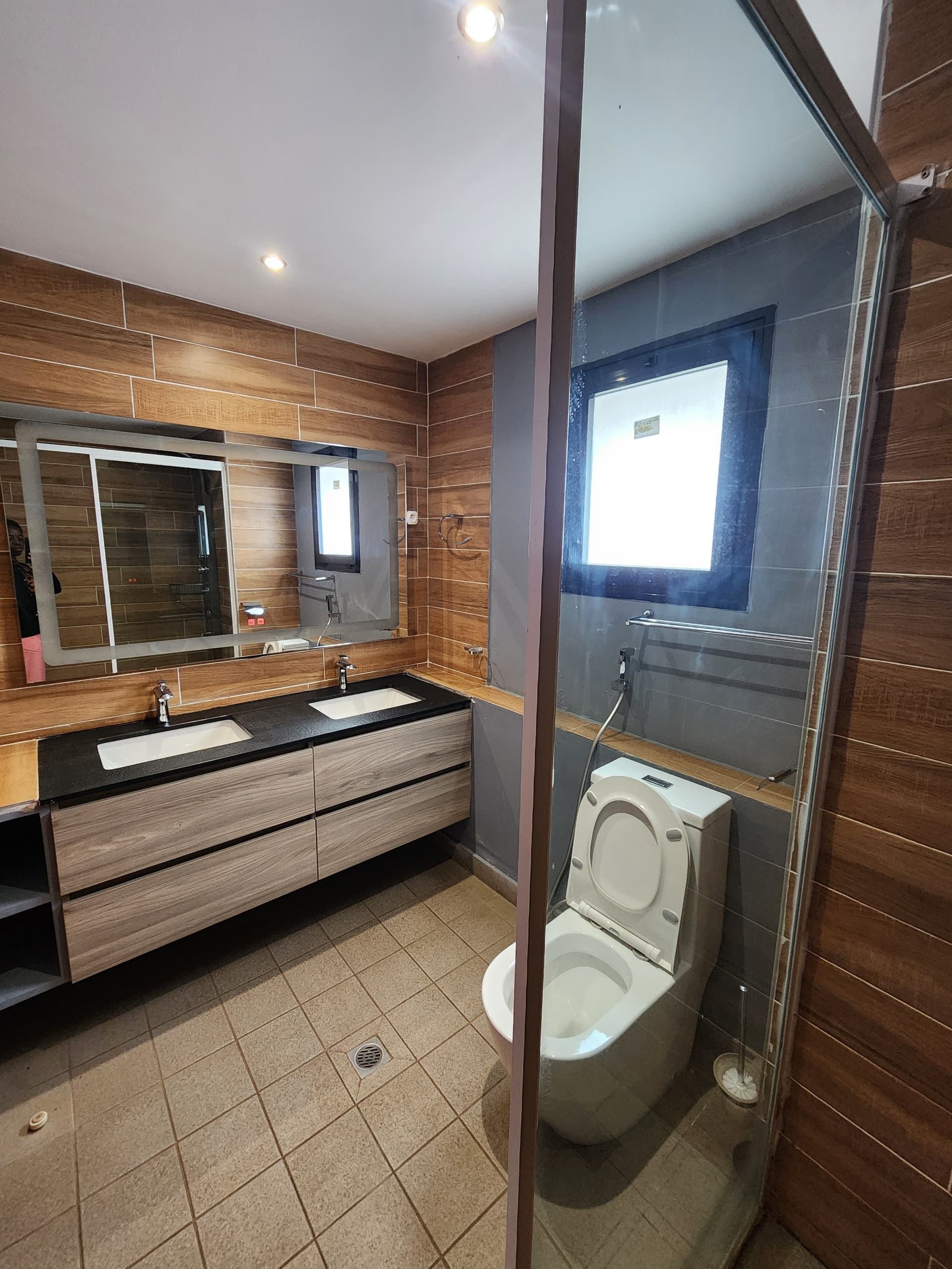 Apartment to rent - Yaoundé, Bastos, GOLF - 1 living room(s), 3 bedroom(s), 1 bathroom(s) - 1 500 000 FCFA / month