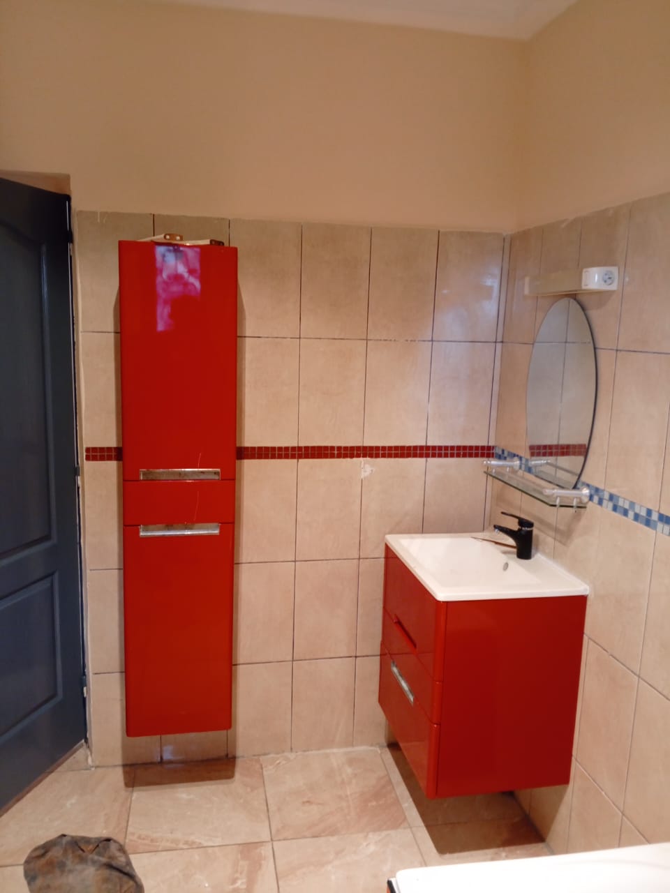 Apartment to rent - Yaoundé, Bastos, Bastos centre - 1 living room(s), 1 bedroom(s), 1 bathroom(s) - 250 000 FCFA / month