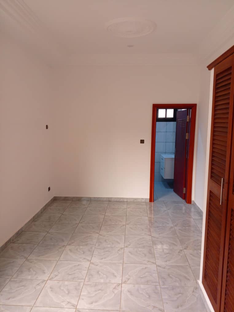 Apartment to rent - Yaoundé, Bastos, Bastos centre - 1 living room(s), 1 bedroom(s), 1 bathroom(s) - 250 000 FCFA / month