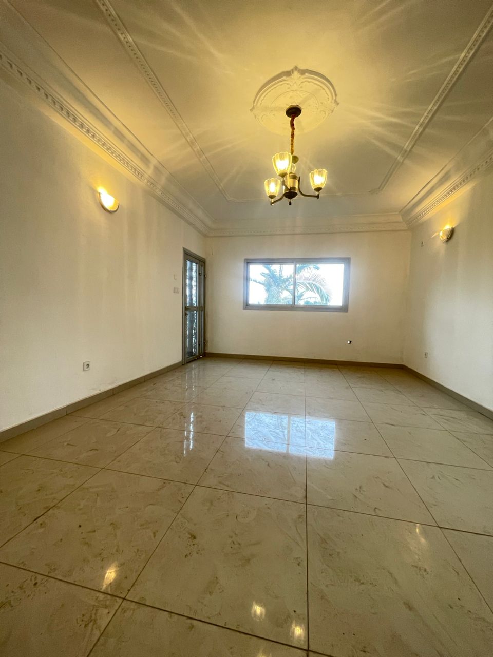Apartment to rent - Douala, Makepe, Non loin de rond poulin - 1 living room(s), 2 bedroom(s), 2 bathroom(s) - 230 000 FCFA / month