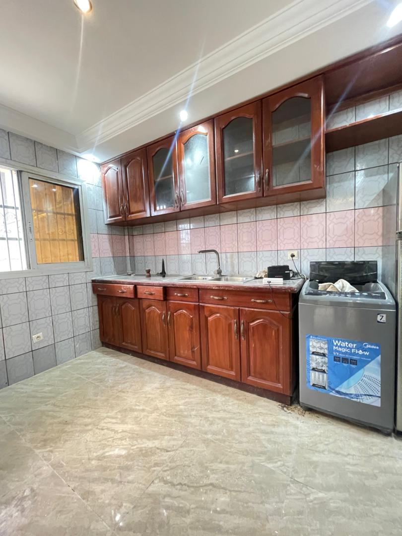 Apartment to rent - Douala, Makepe, Non loin de rond poulin - 1 living room(s), 2 bedroom(s), 3 bathroom(s) - 220 000 FCFA / month