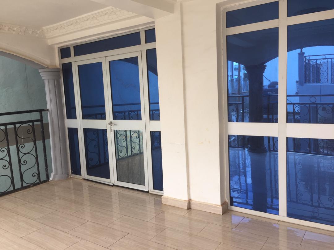 Apartment to rent - Yaoundé, Bastos, GOLF - 1 living room(s), 3 bedroom(s), 3 bathroom(s) - 600 000 FCFA / month
