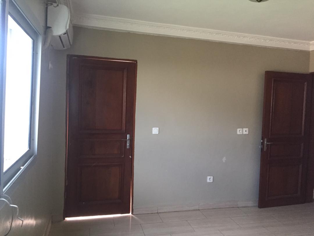 Apartment to rent - Yaoundé, Bastos, GOLF - 1 living room(s), 3 bedroom(s), 3 bathroom(s) - 600 000 FCFA / month