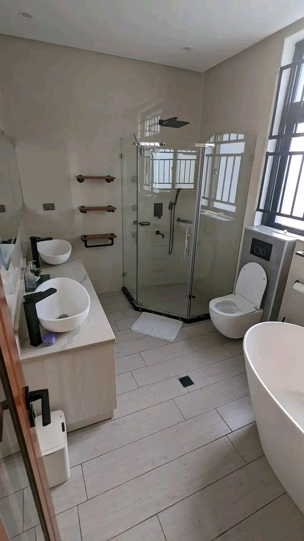 Apartment to rent - Yaoundé, Bastos, Bastos centre - 1 living room(s), 3 bedroom(s), 3 bathroom(s) - 2 000 000 FCFA / month