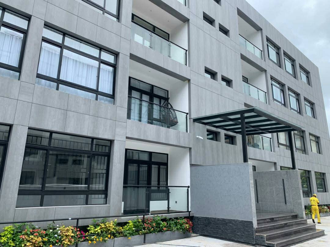 Apartment to rent - Yaoundé, Bastos, Bastos centre - 1 living room(s), 3 bedroom(s), 3 bathroom(s) - 2 000 000 FCFA / month