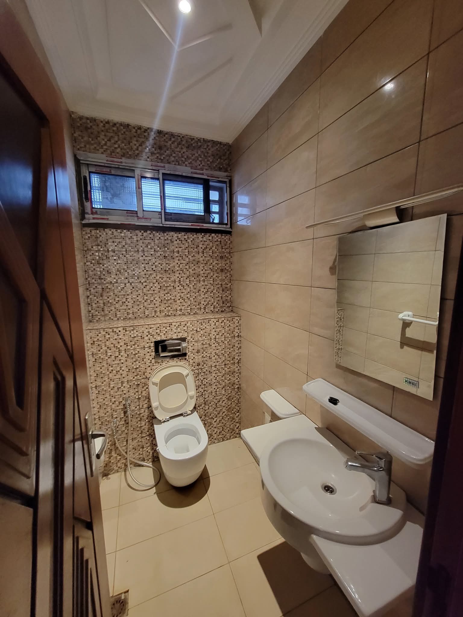 House (Duplex) to rent - Yaoundé, Mfandena, Omnisport - 3 living room(s), 7 bedroom(s), 8 bathroom(s) - 1 300 000 FCFA / month